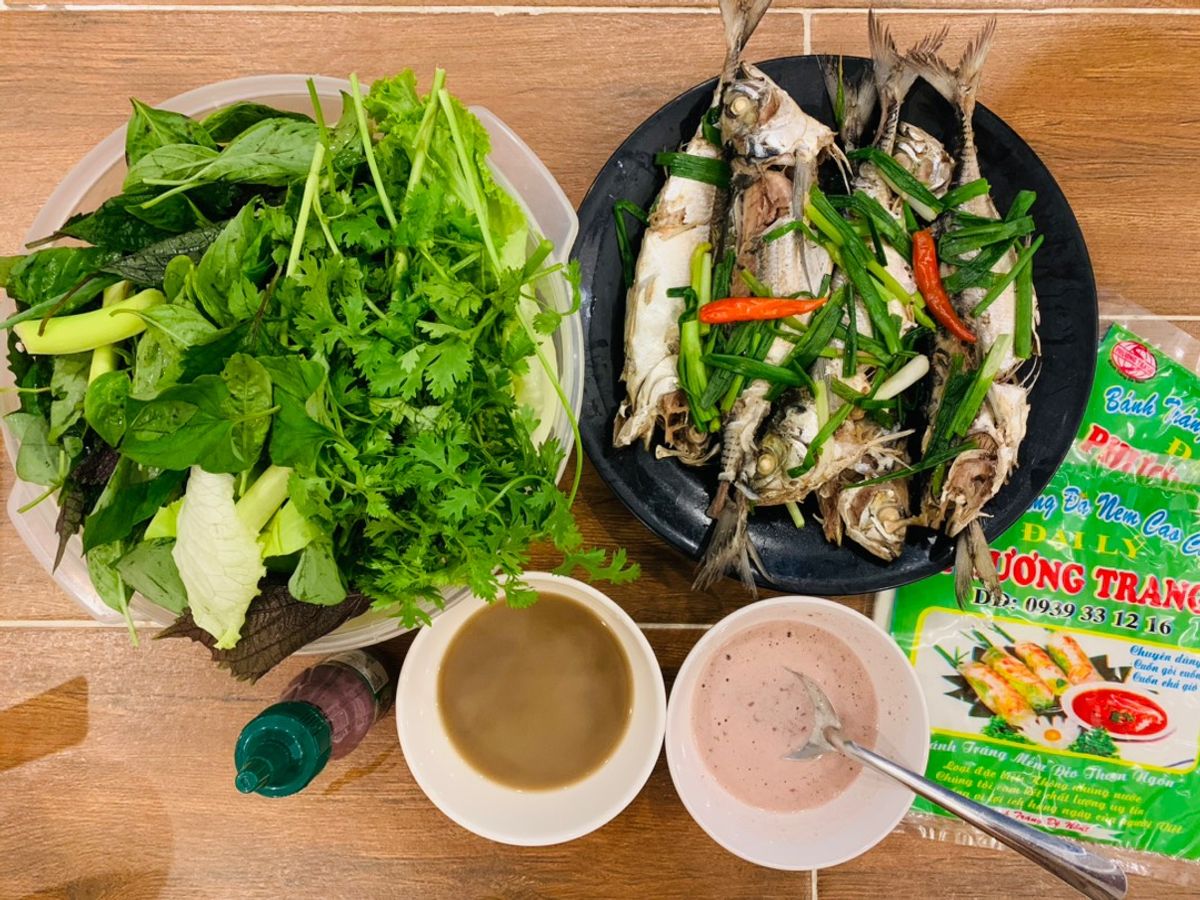 Cá sòng luộc cạn cuốn bánh tráng chấm mắm tôm