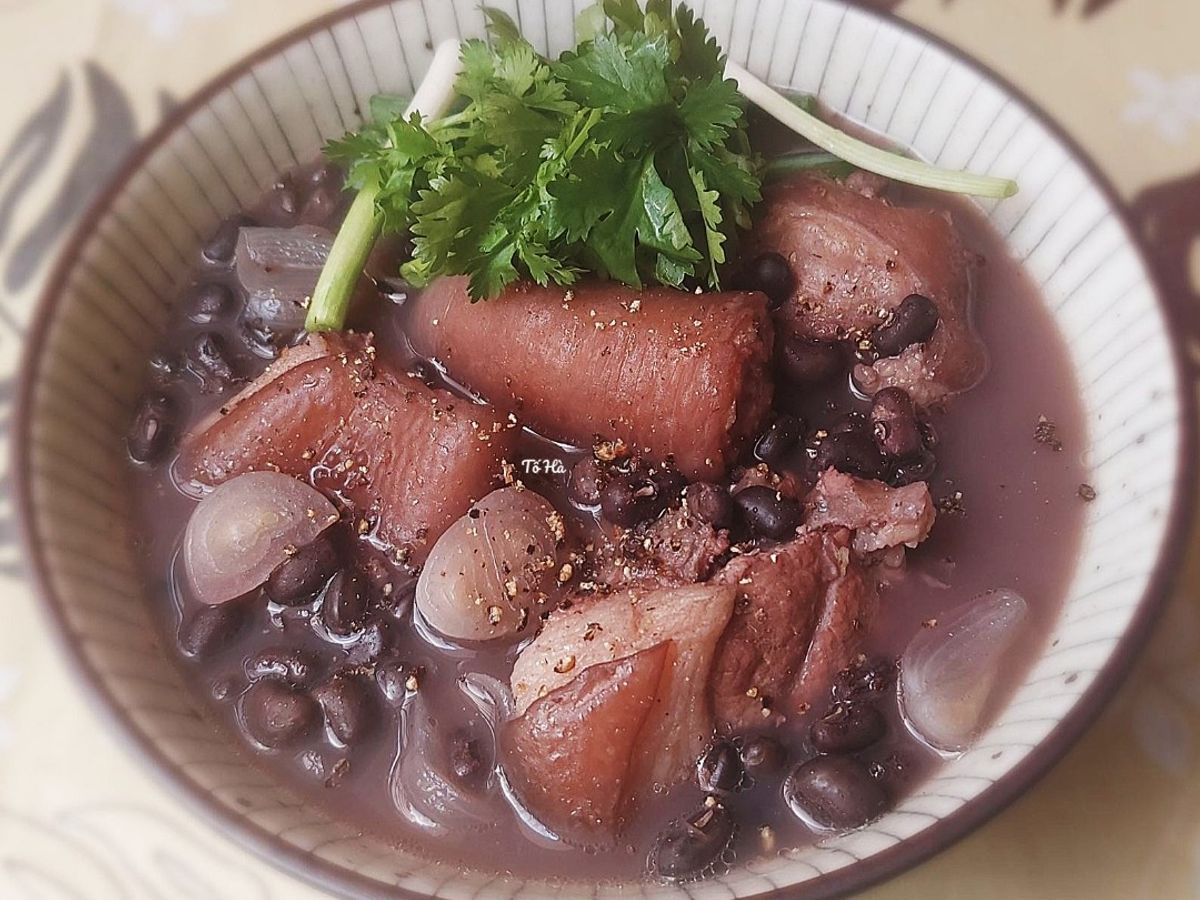 Đuôi HEO hầm đậu đen