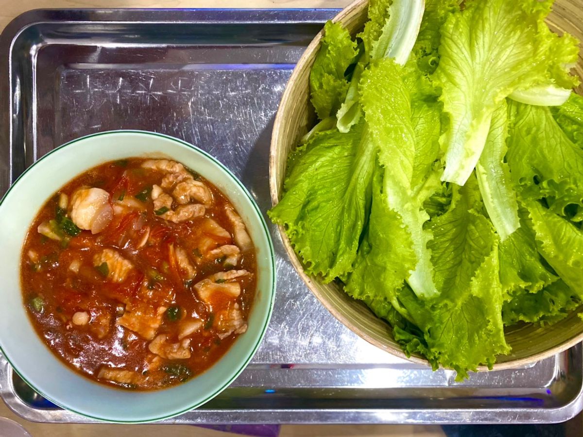 Rau sống chấm thịt sốt cà chua siêu nhanh gọn