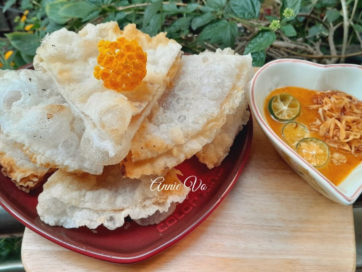 Bánh tráng phơi sương quết chả cá chiên giòn
