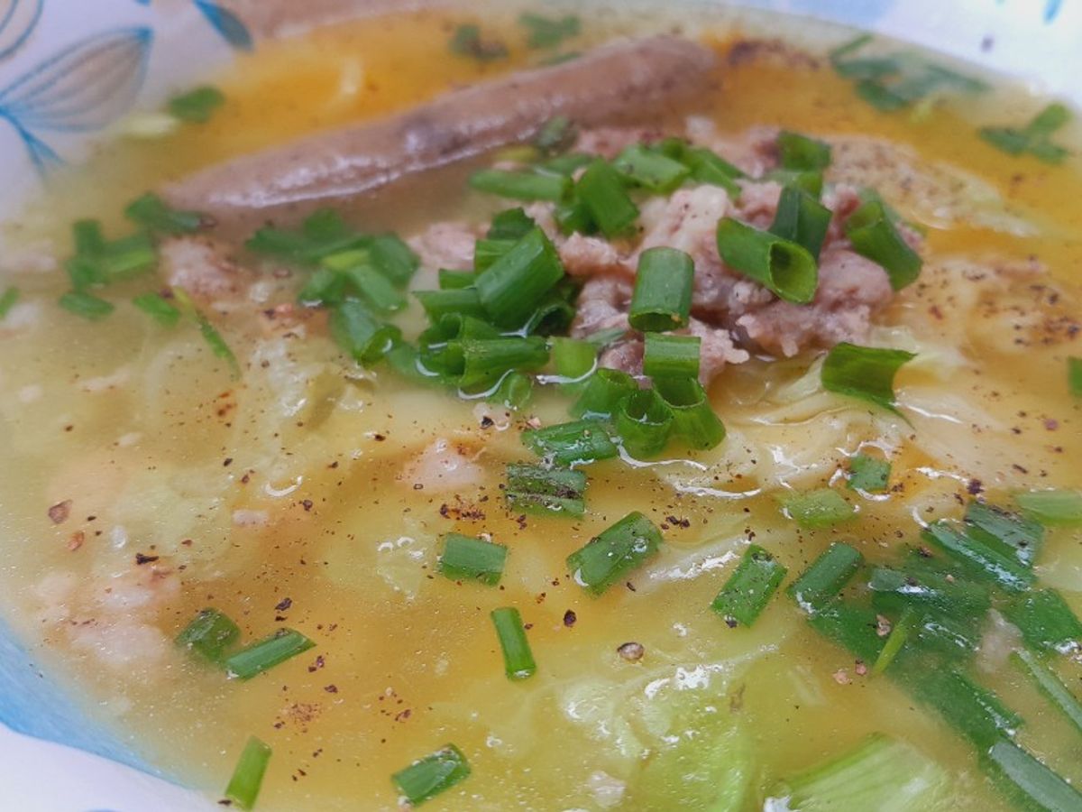 Hoành thánh lá nấu thịt chả