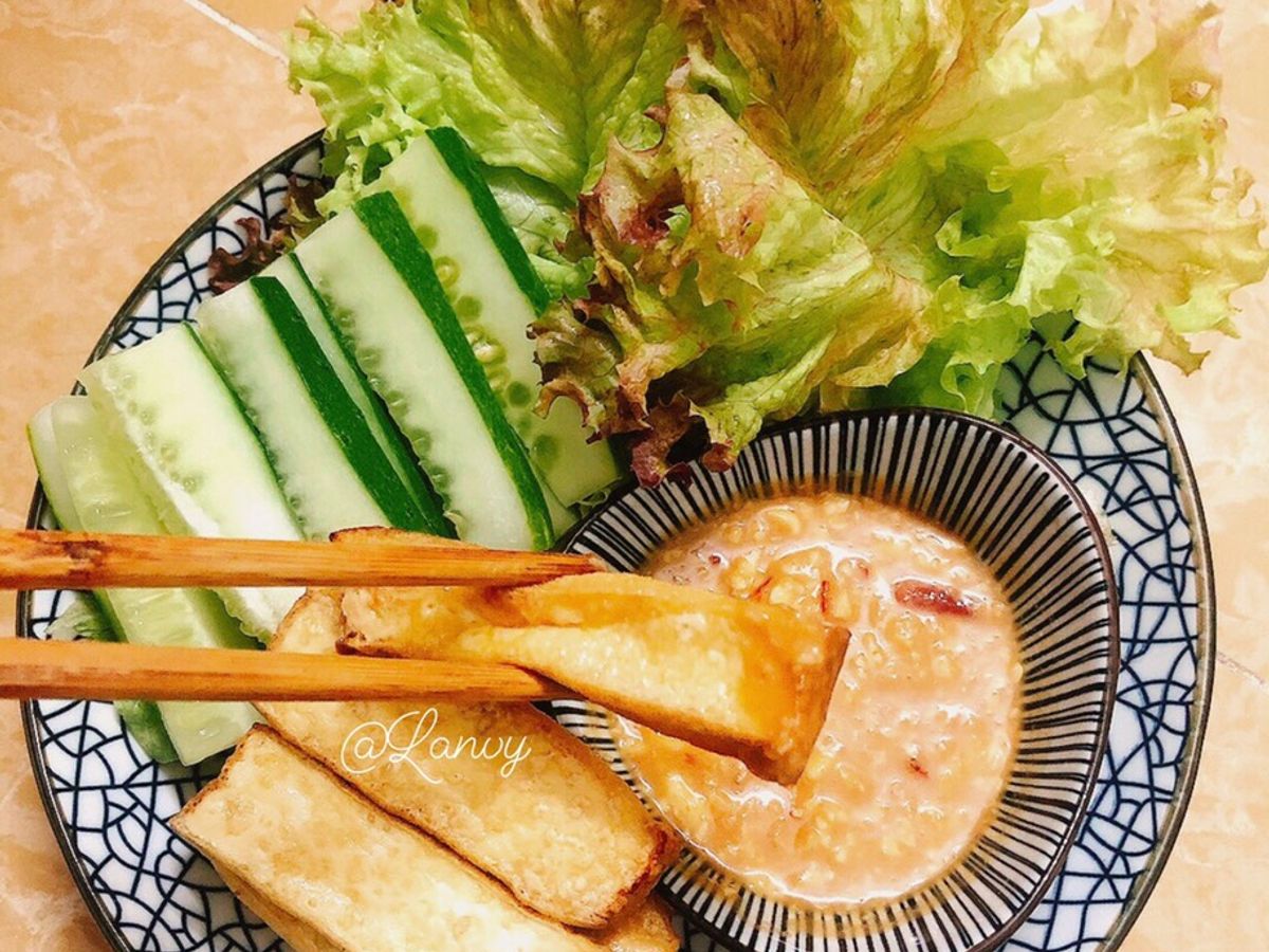 Đậu hũ chiên giòn chấm sốt bơ đậu phộng