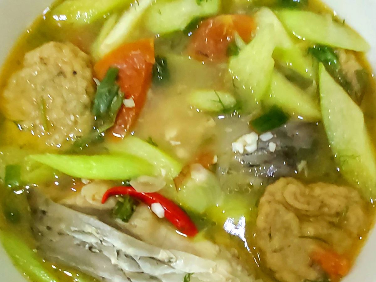 Cá trắm cỏ, chả cá nấu canh chua