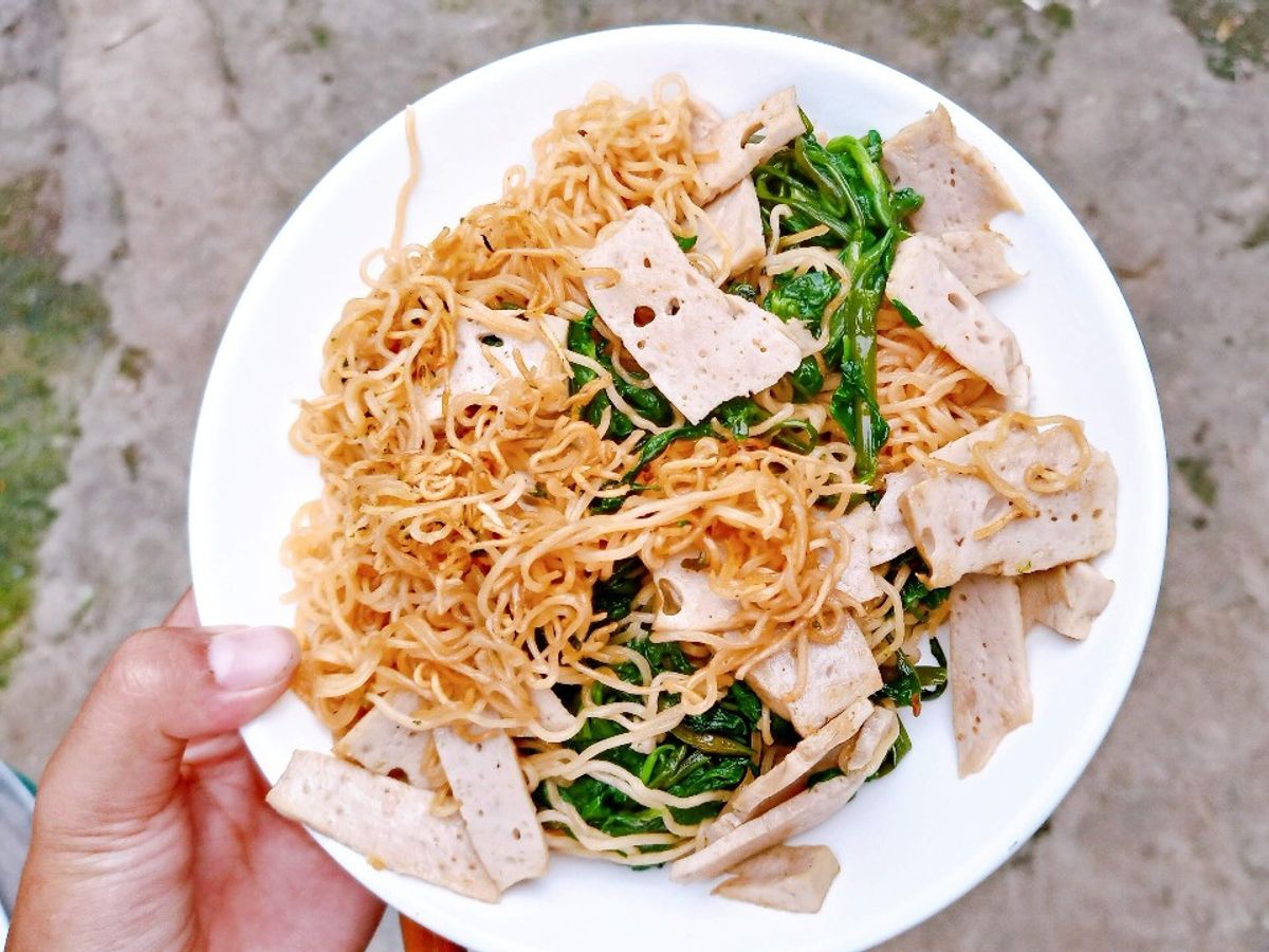 Mì tôm xào rau muống giò lụa
