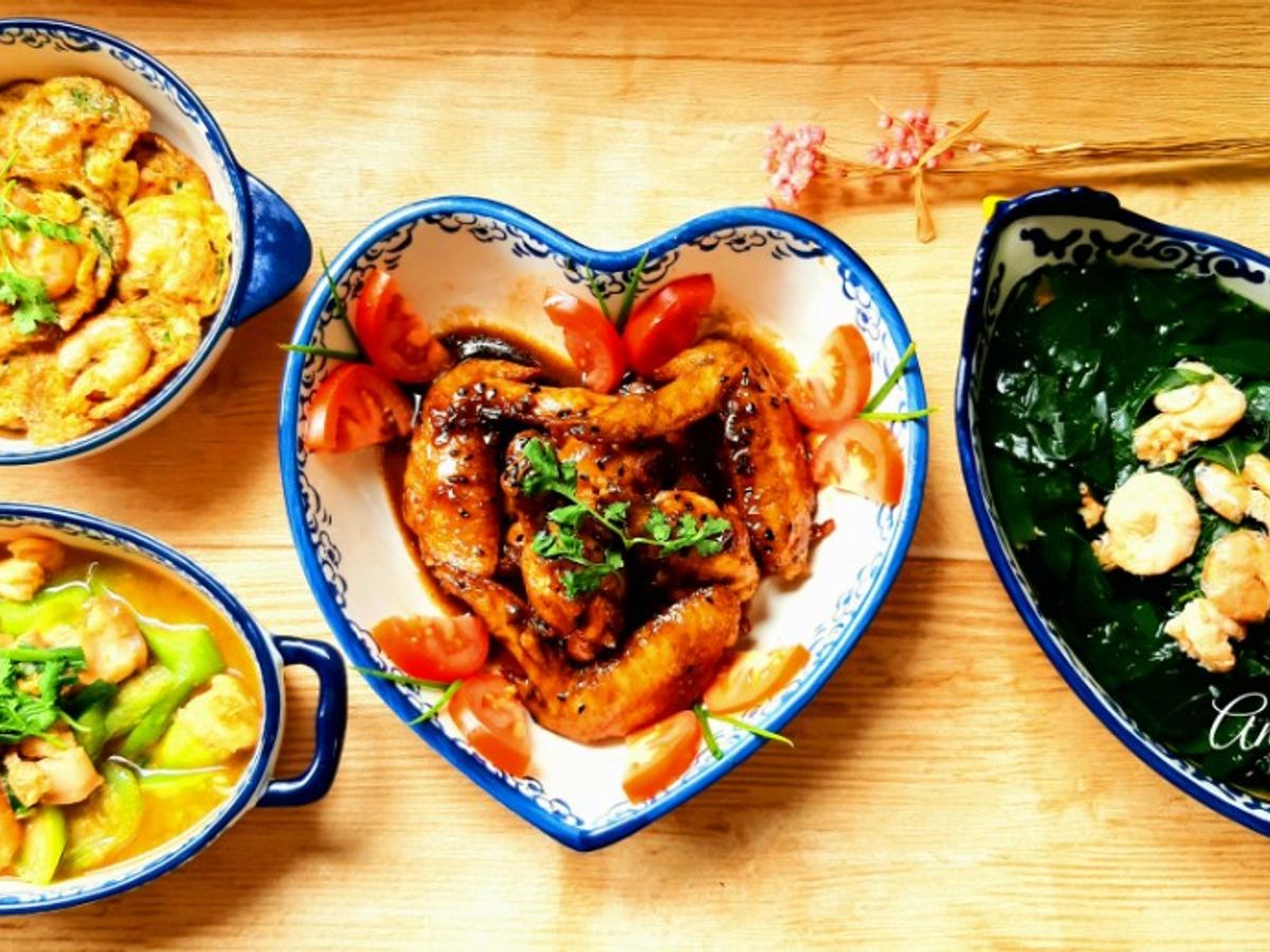 Cơm nhà có món Cánh gà sốt nước tương