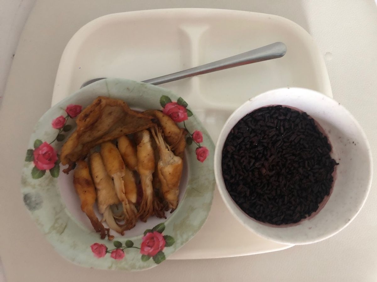 Ức gà cuộn nấm kim châm