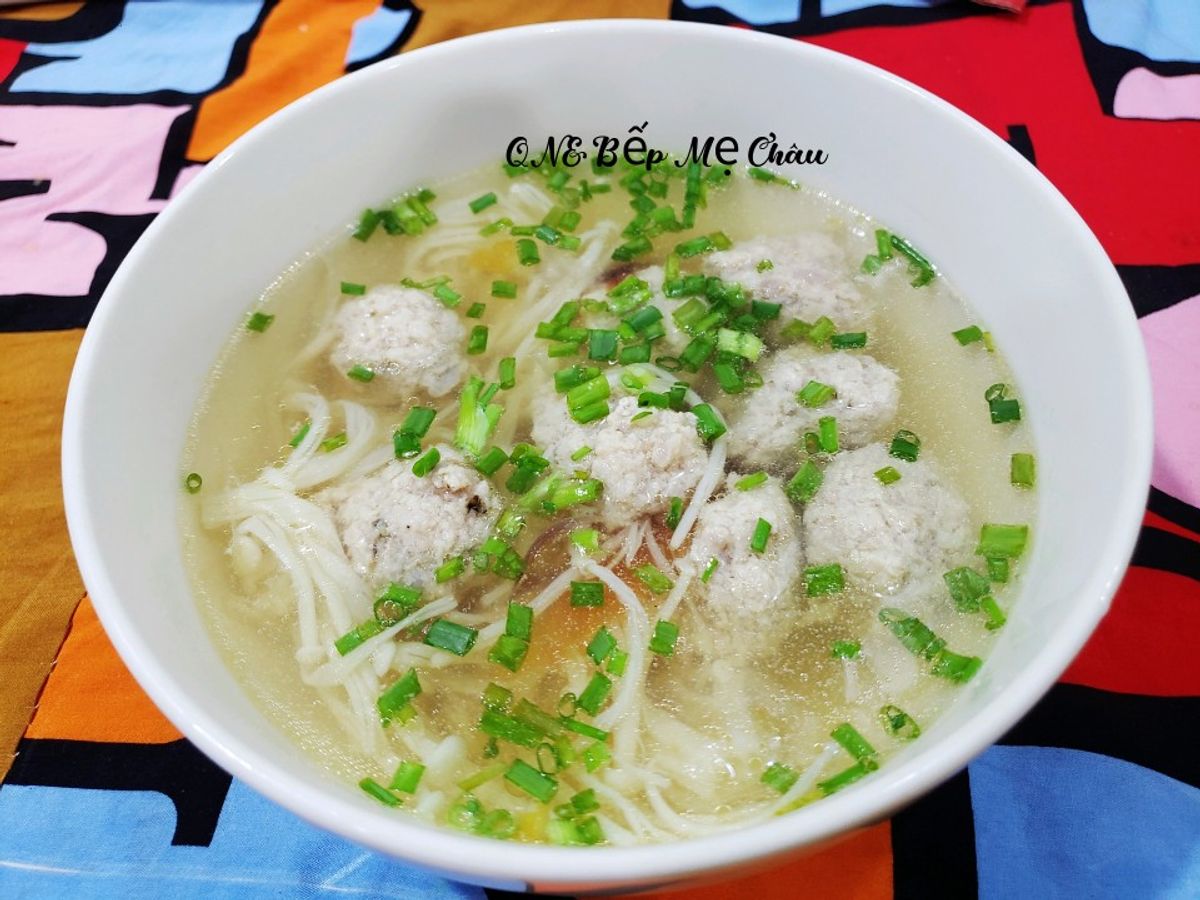 Canh thịt viên nấu nấm kim châm