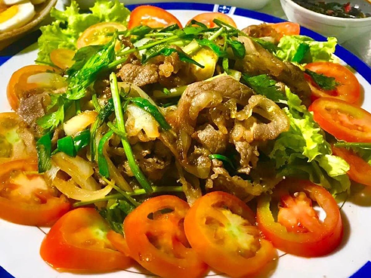Ba rọi bò xào củ hành