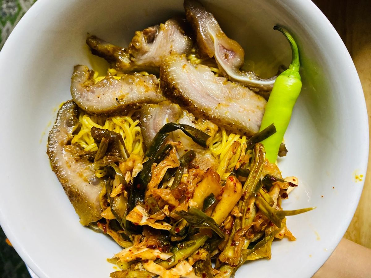 Mì phá lấu tai mũi heo và kim chi