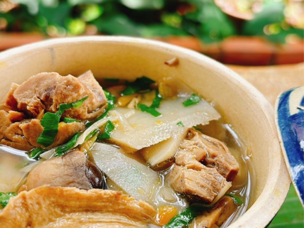 Canh măng củ muối nấu nấm