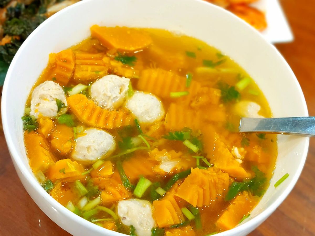 Canh bí ngô nấu tôm, mọc thịt