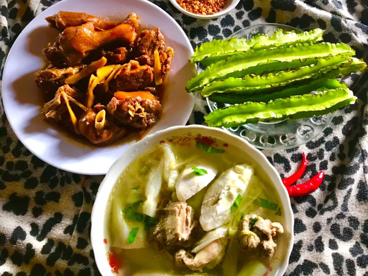 Mâm cơm gia đình vịt kho gừng sả,canh bẹ môn nấu vịt, đậu rồng chấm kèm