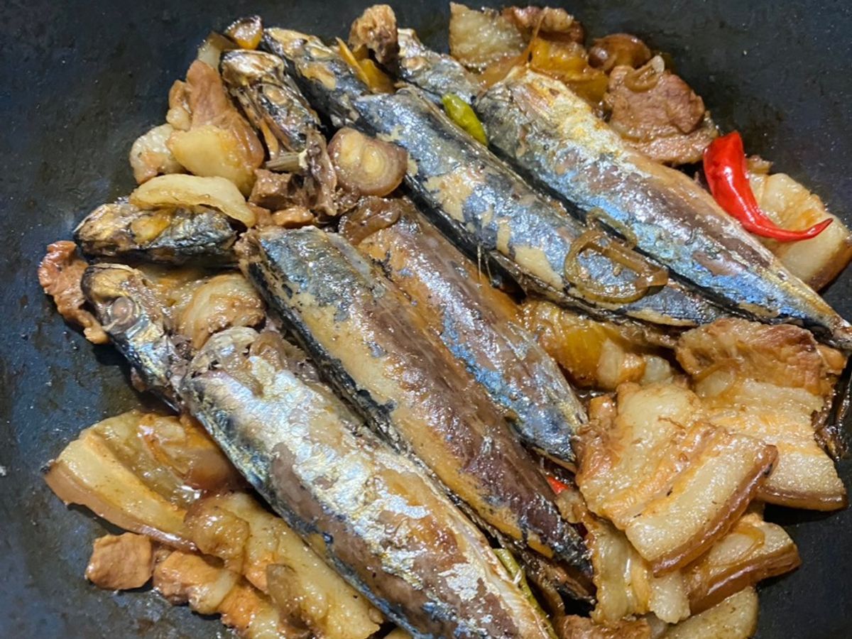 Cá nục bông kho thịt ba chỉ