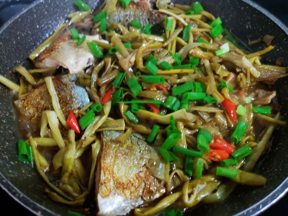 Cá trác kho dưa môn