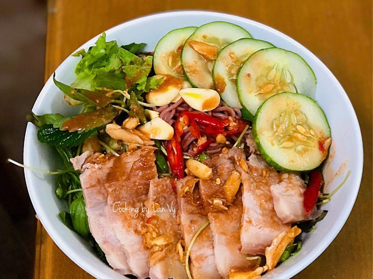 Bún mắm nêm thịt luộc