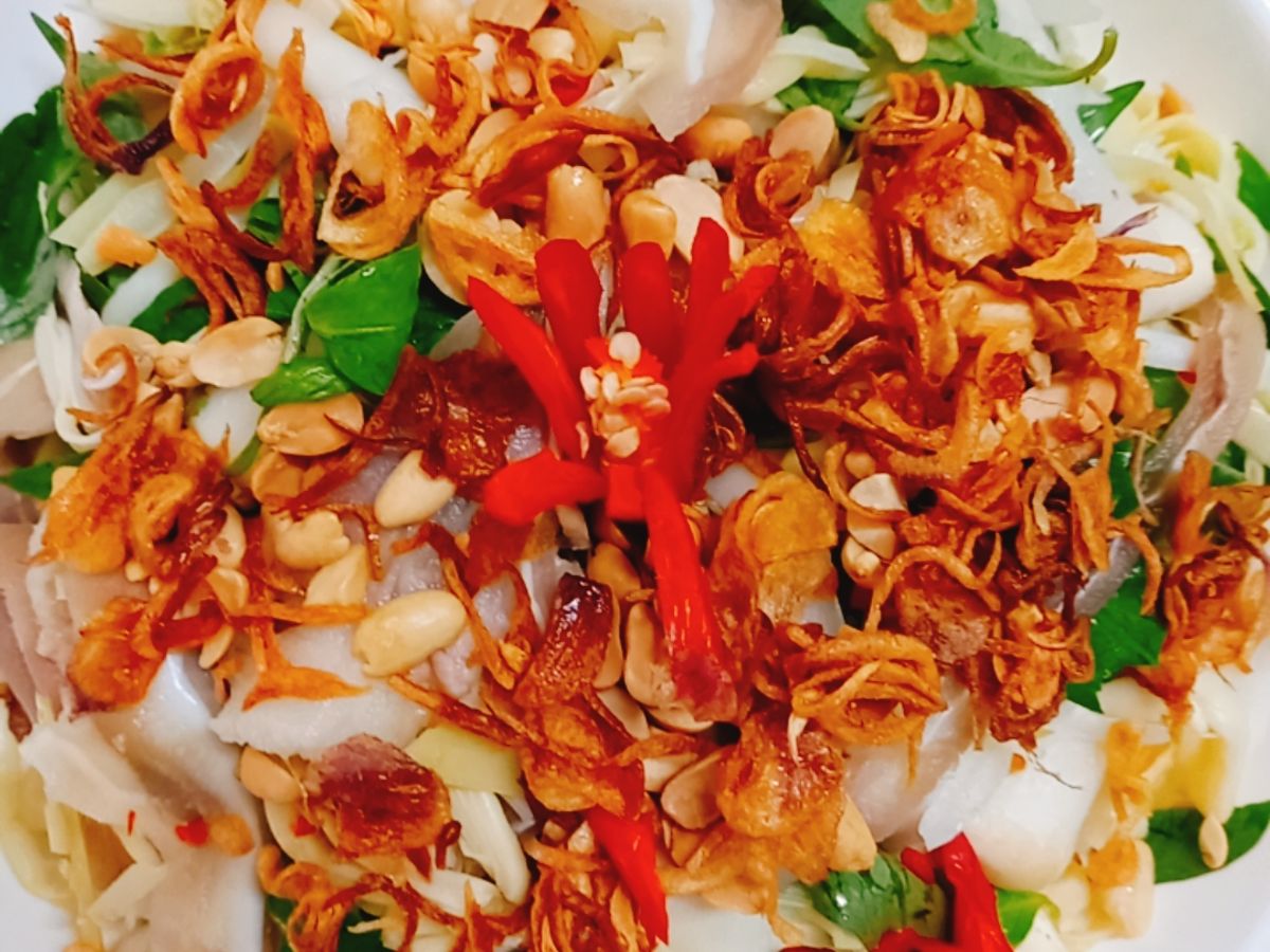 Gỏi bồn bồn tai heo