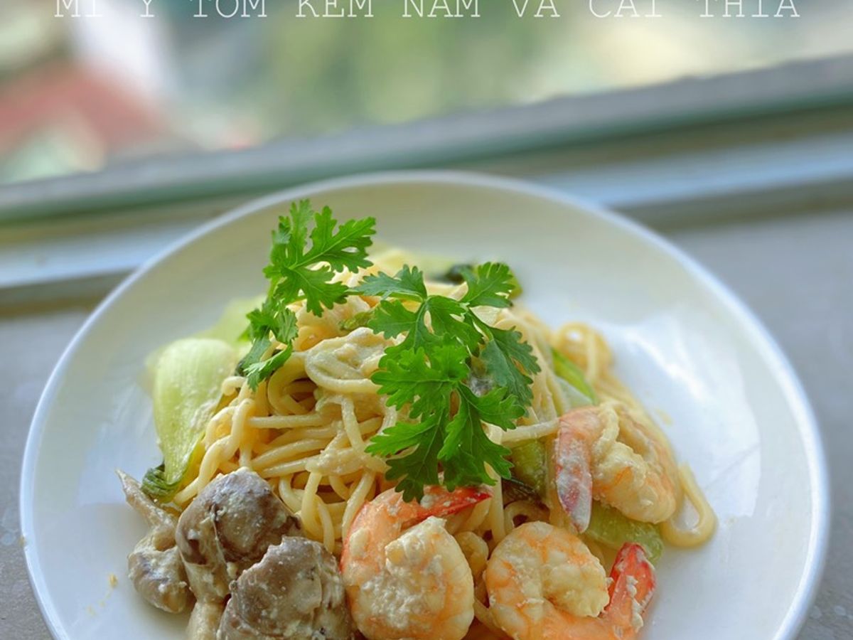 Mì ý tôm kem nấm và cải thìa