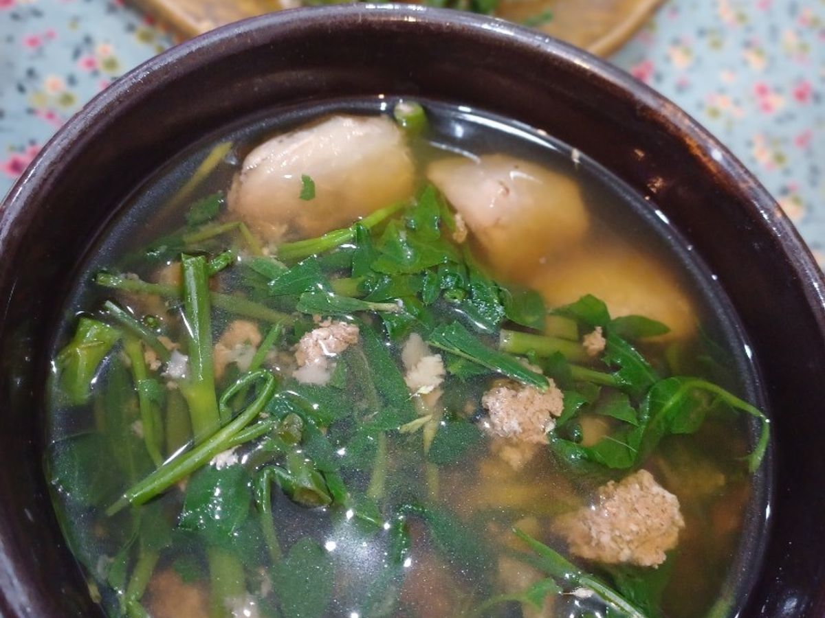 Canh cua nấu khoai sọ, rau muống, rau ngổ