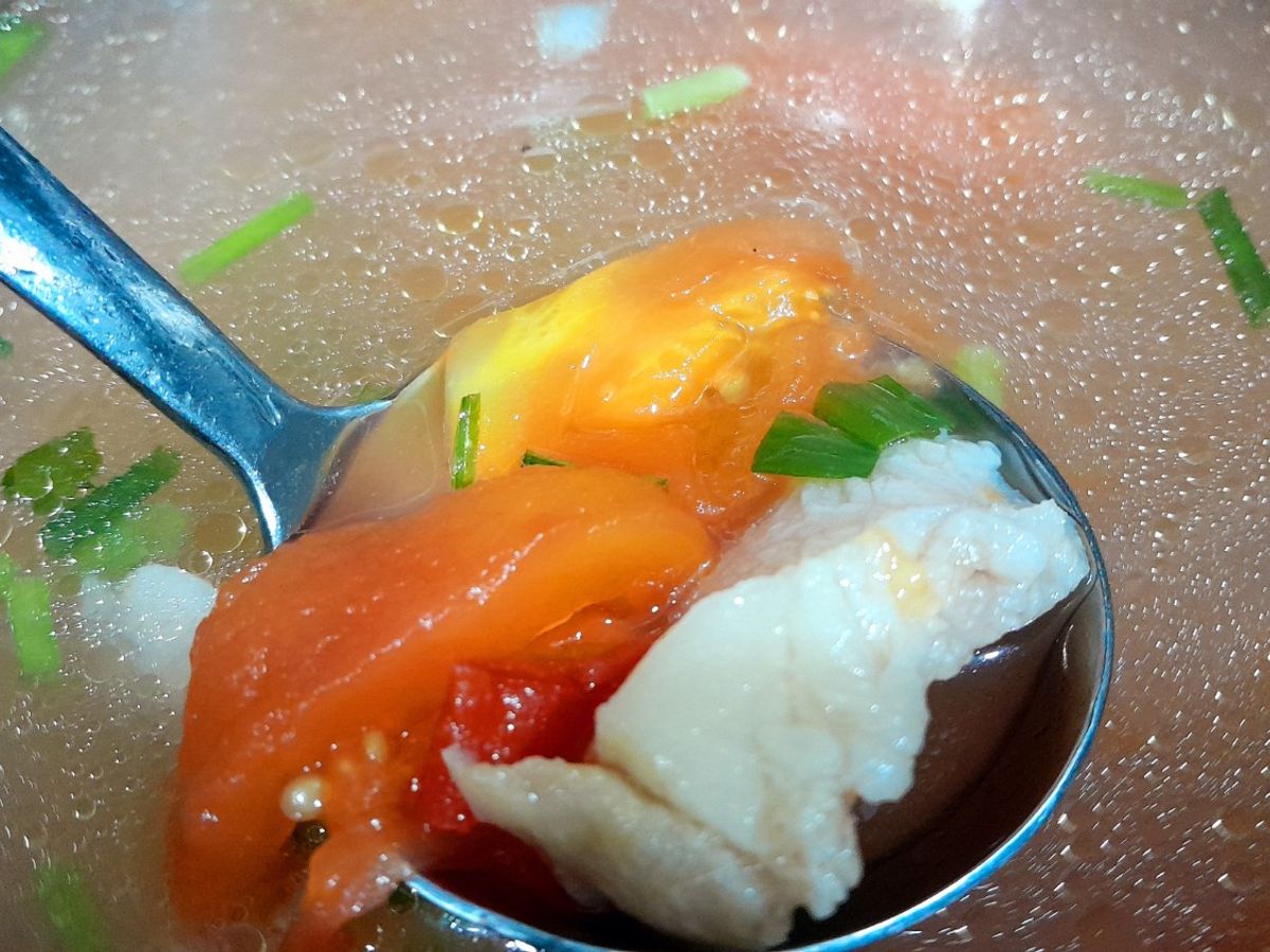 Canh cà chua nấu tai heo