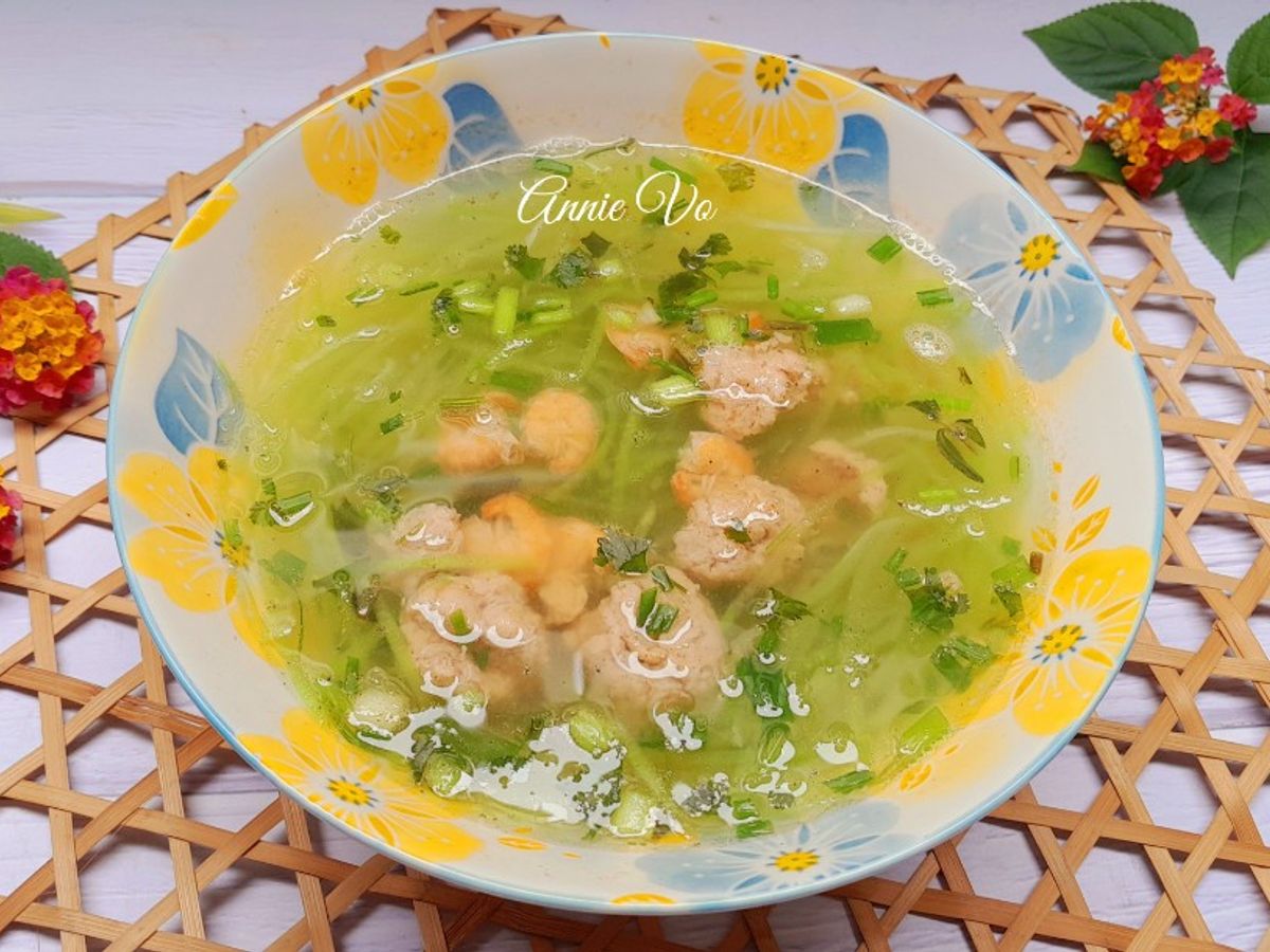 Canh bí nấu chả tôm thịt