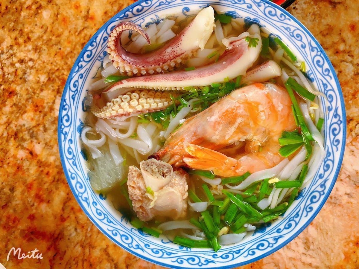 Hủ tiếu mềm sườn heo, hải sản