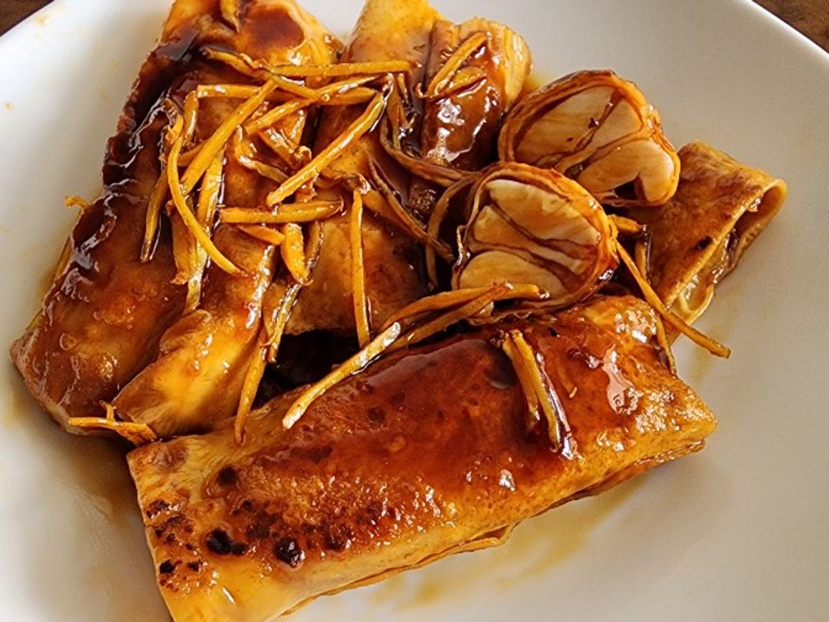 Váng đậu cuộn nấm đùi gà sốt chua ngọt (món chay)