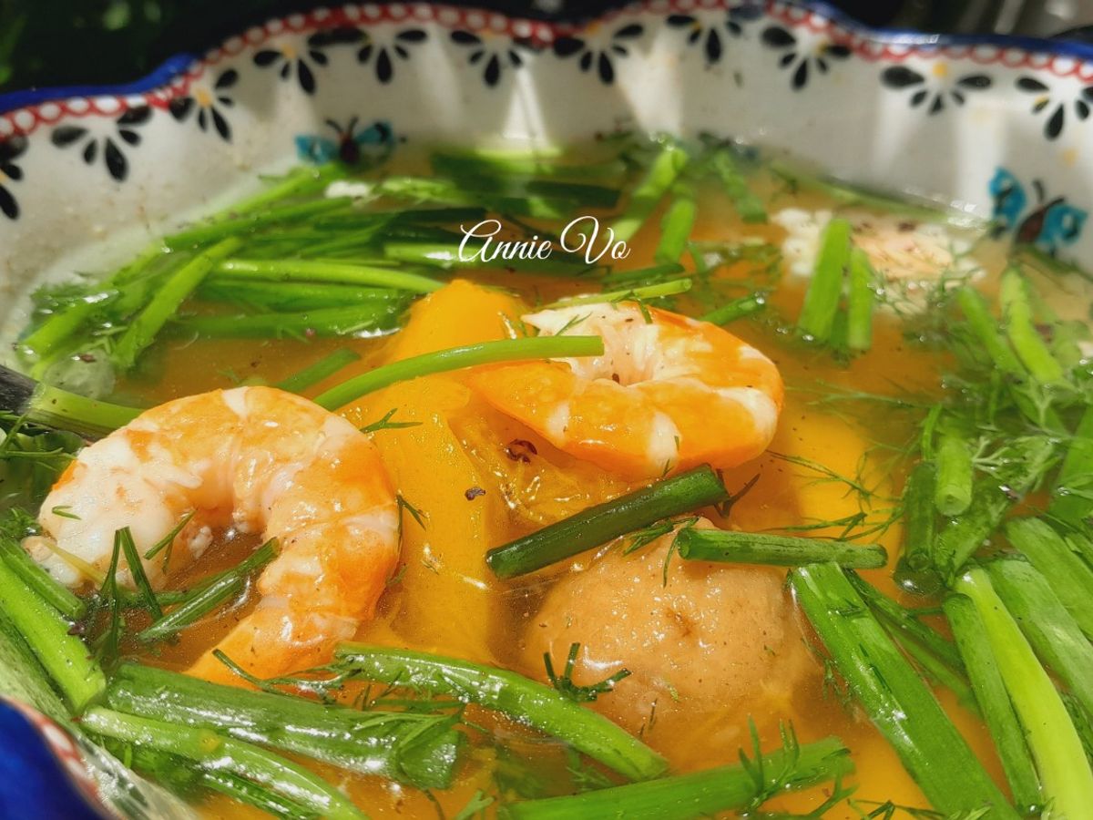 Canh bí đỏ nấu tôm nõn