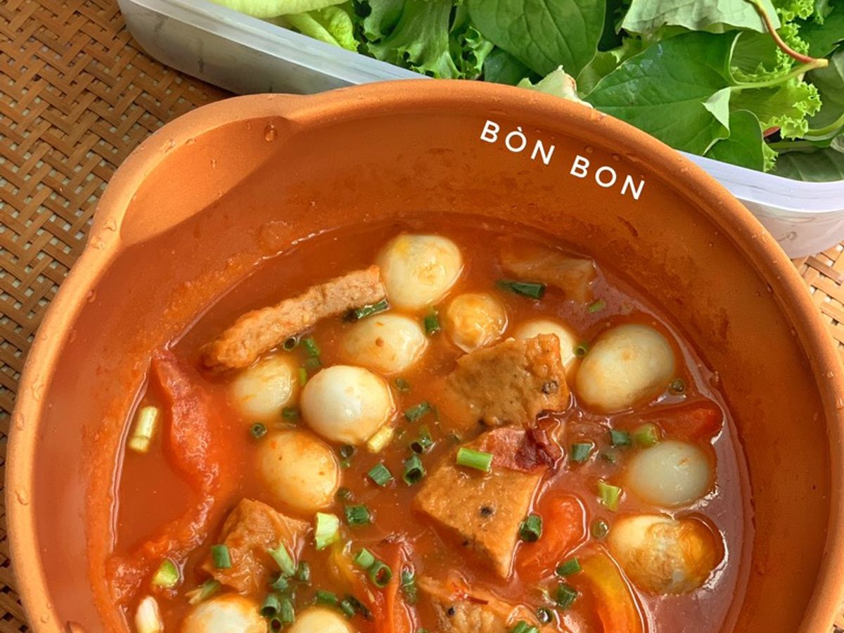 Chả Cá, Trứng Cút Chiên Sốt Cà Chua Chấm Rau Sống