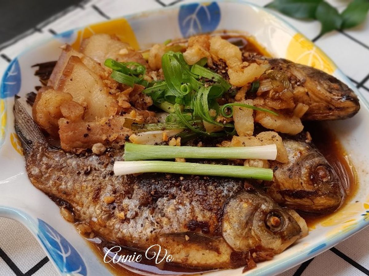 Cá diếc kho thịt ba rọi