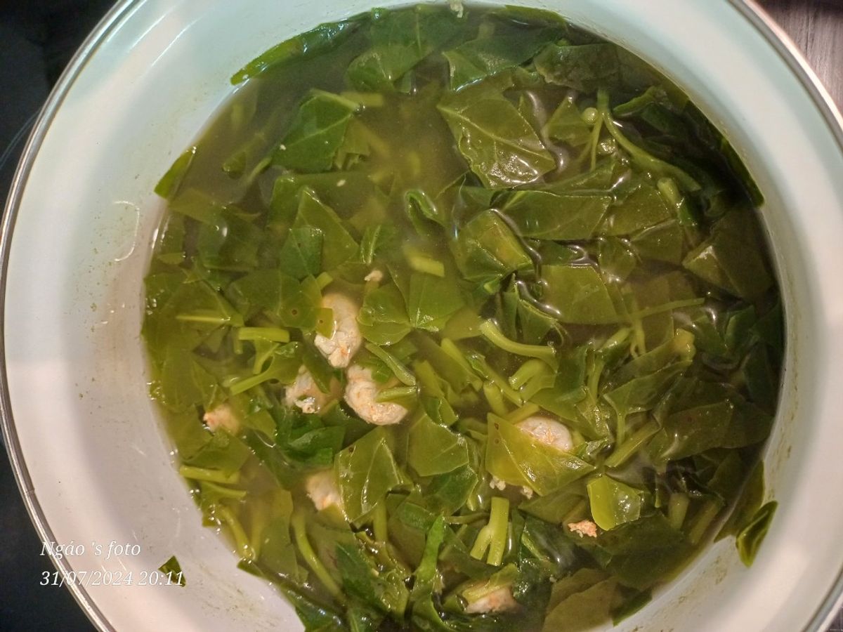 Canh rau mồng tơi nấu tôm bồ hóc