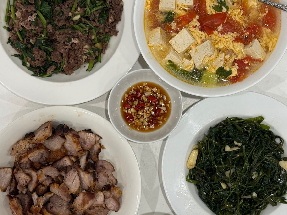 Cơm nhà với vai heo nướng sốt đào, thăn trâu xào cải bó xôi, rau muống xào tỏi, canh cà chua trứng