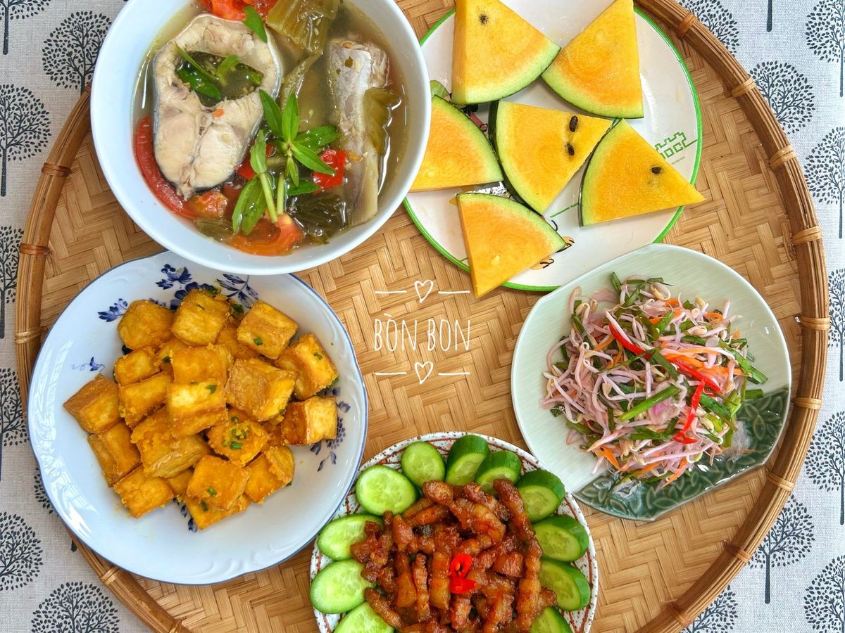 Mâm Cơm Ngày Mưa Bão