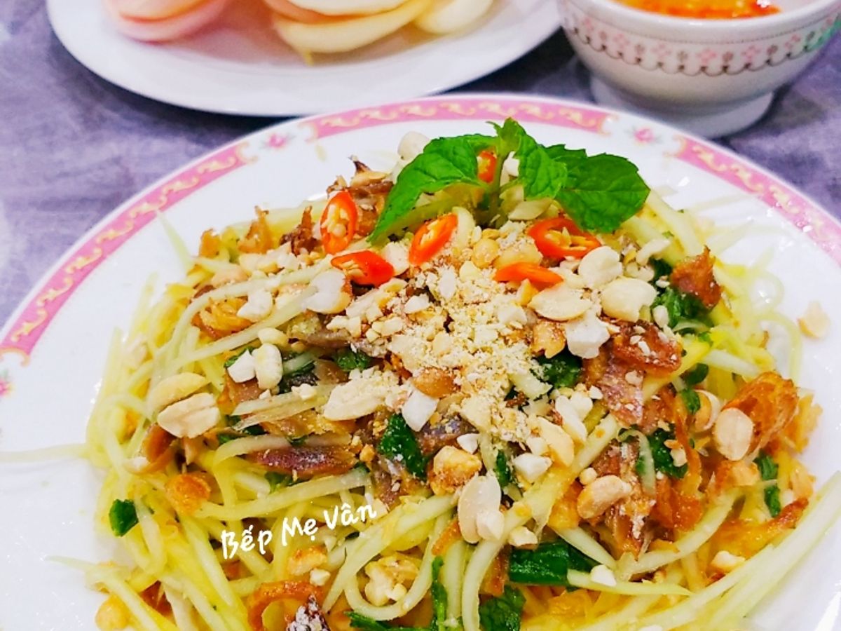 Gỏi đu đủ khô cá chỉ vàng món ăn Việt Nam
