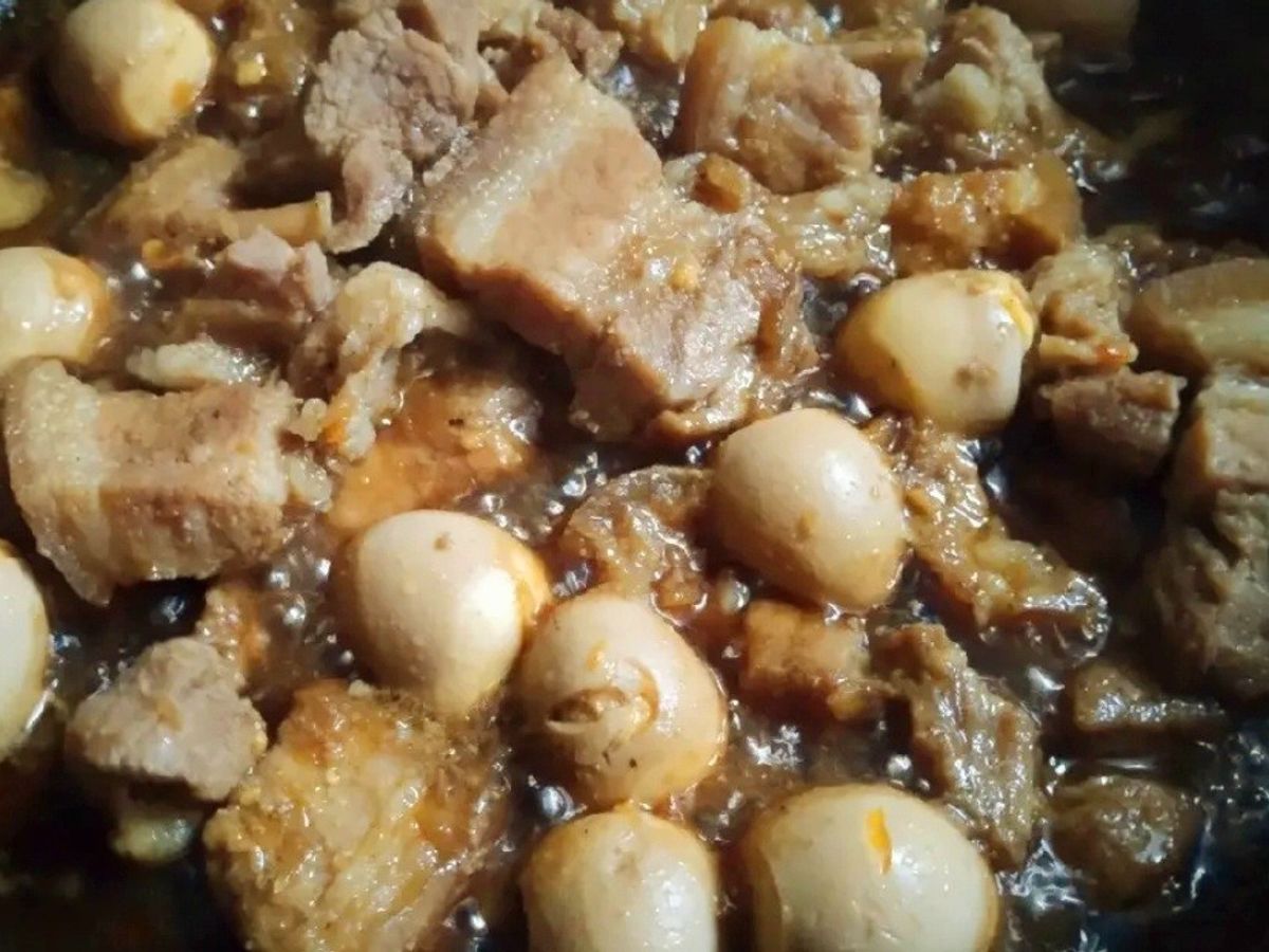 Thịt kho trứng cút nấu nhanh