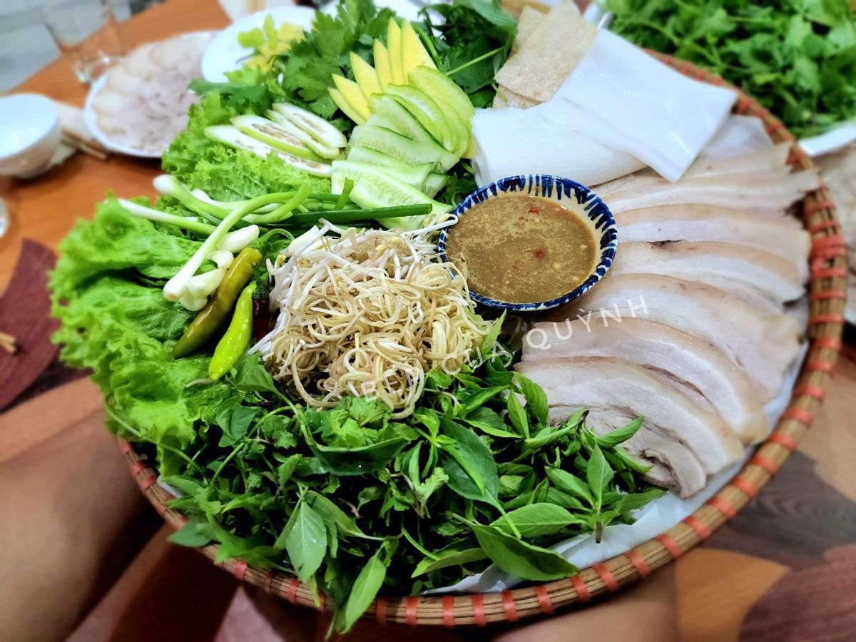 Mẹt thịt heo luộc cuốn rau sống