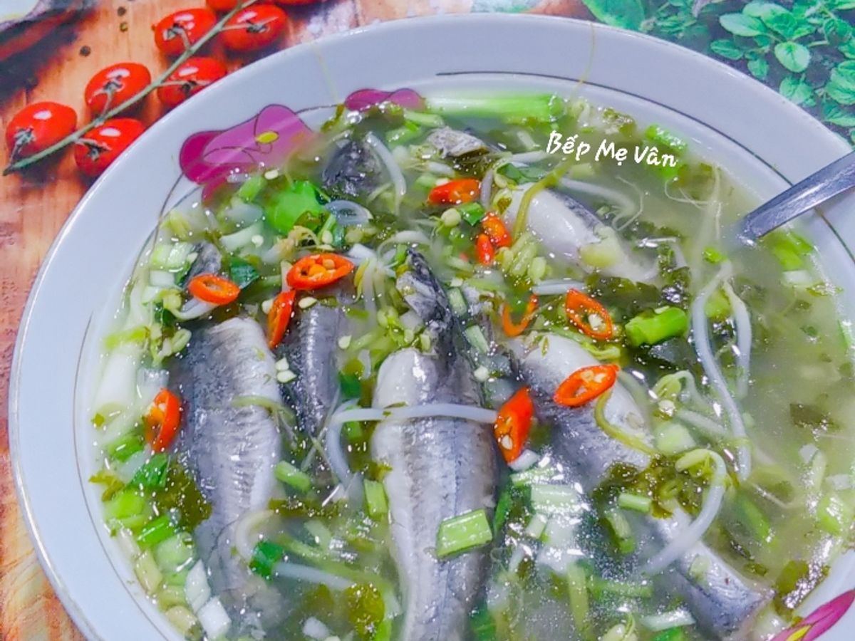 Canh chua cá chốt nấu lá me đất