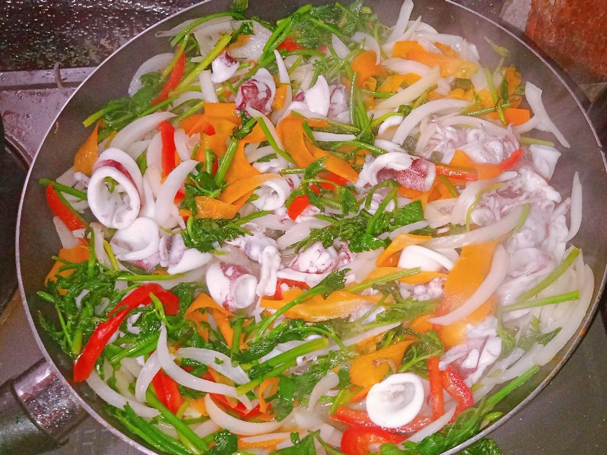 Mực xào cần tỏi ớt chuông
