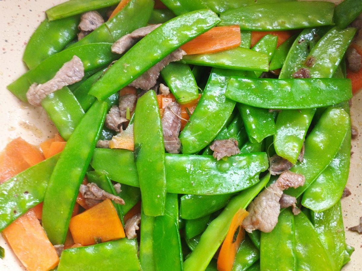 Bò xào đậu hà lan cà rốt