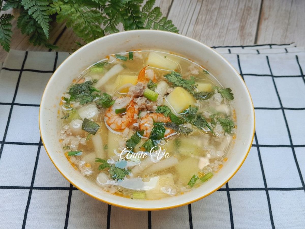 Canh khoai tây tôm thịt nấu nấm