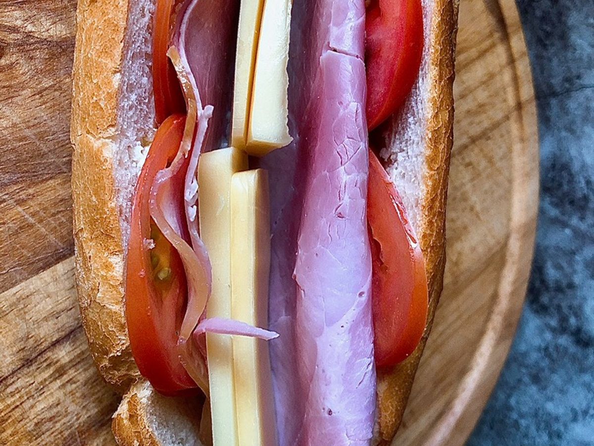 Bánh Mì Thịt Nguội Và Phô Mai Emmental