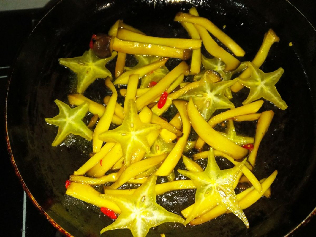 Nấm đùi gà xào khế chua