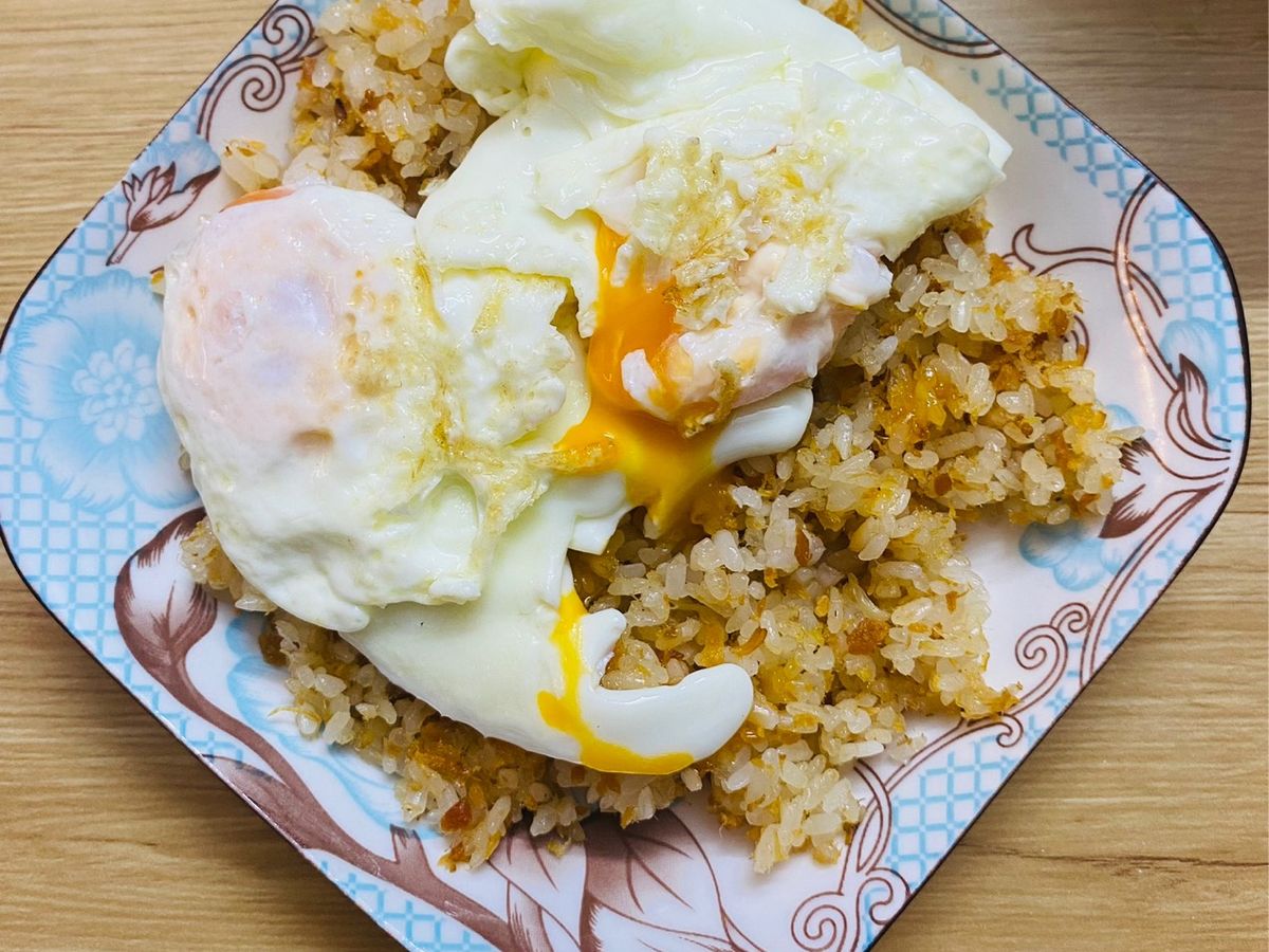 Bữa sáng: Xôi tôm, trứng ốp la