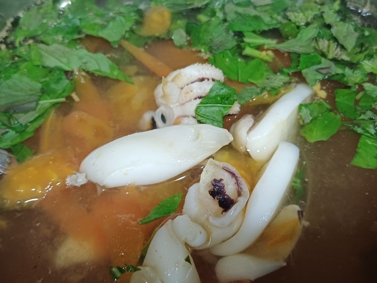 Canh cà chua nấu mực