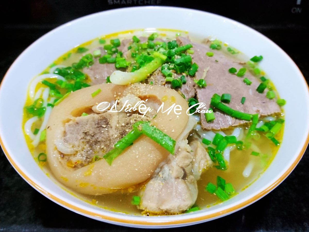 Bún bò giò nạm