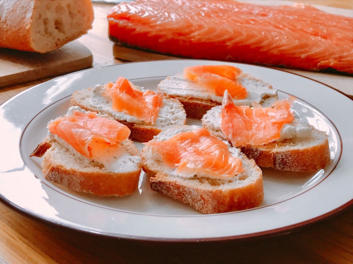 Toast Bánh Mì Quét Phô Mai Tỏi Và Cá Hồi Xông Khói