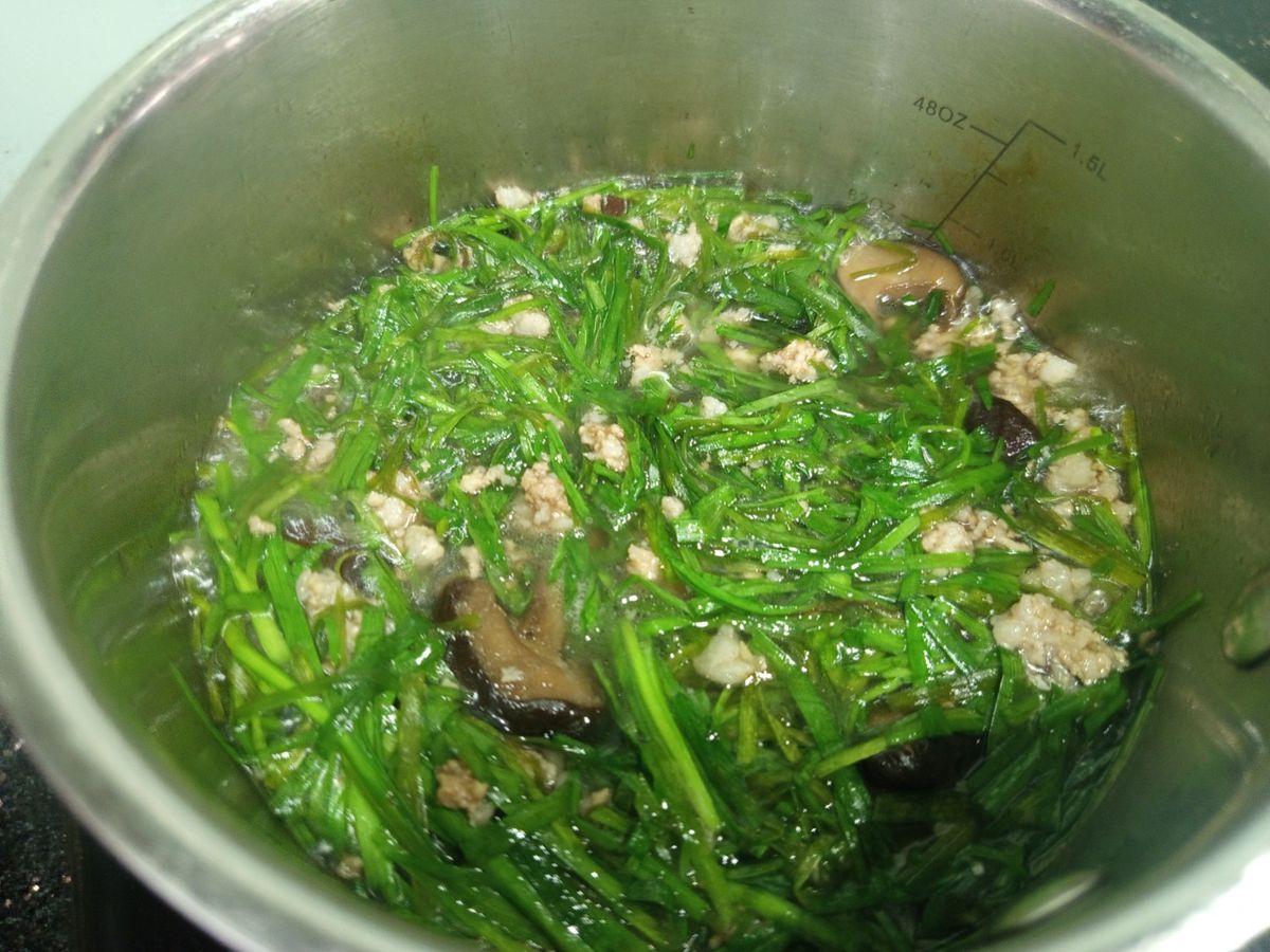 Canh lá hẹ nấu nấm đông cô