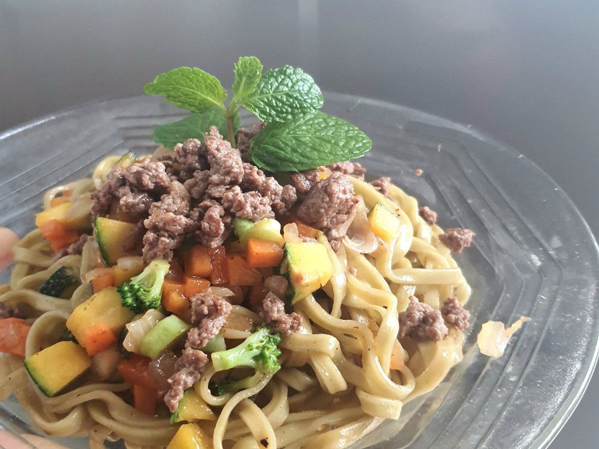 Mì rau củ xào bò băm