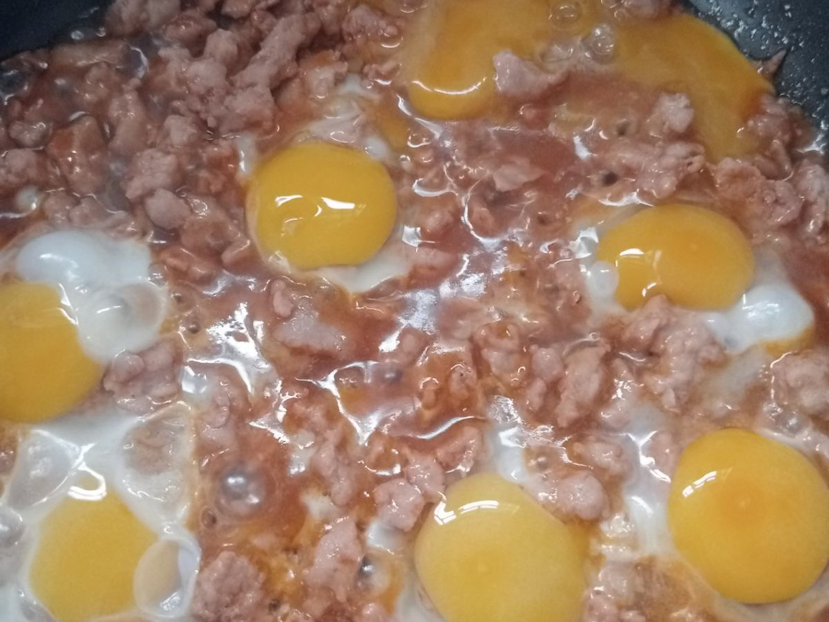 Trứng cút ốp la sốt thịt bằm