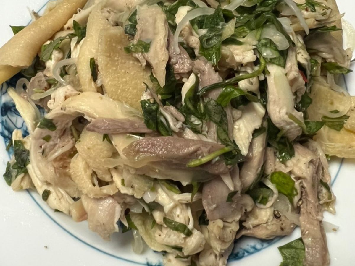Gỏi gà bóp rau răm