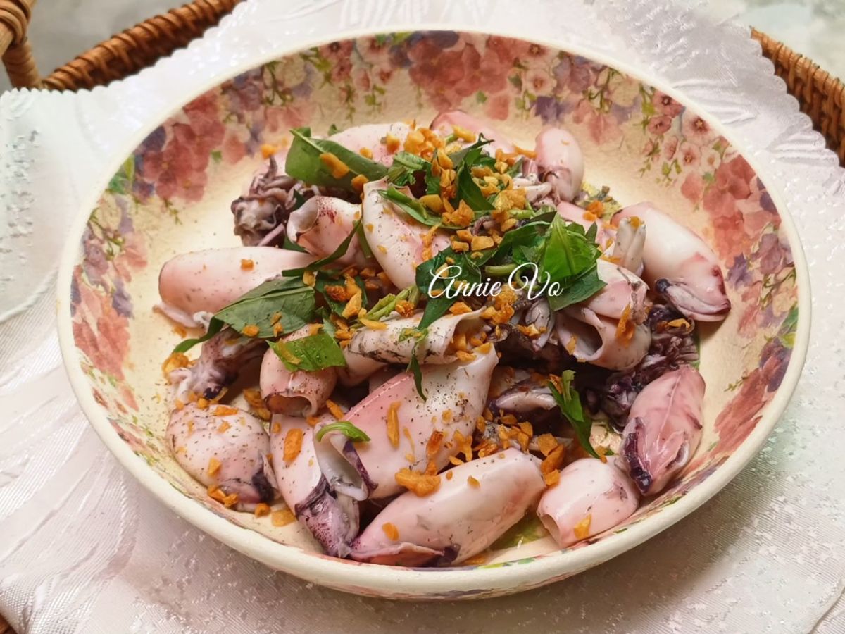 Mực hấp hành tây rau răm